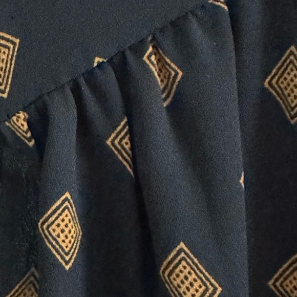 H&M Dress with Lower Back Hem. Size 6. - Picture 6 of 9